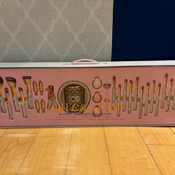 GLITZ & GLAM 32 Piece Essentials Collection - Picture 1 of 1